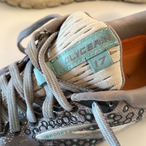 Brooks Glycerin 17 Womens size 8 Grey on Grey with Turquoise - Picture 3 of 5